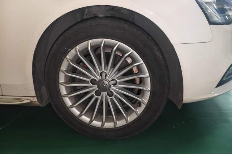 Used Audi A4L 2016 35 TFSI Collector's Edition Automatic Standard Model Right Front Wheel Hub