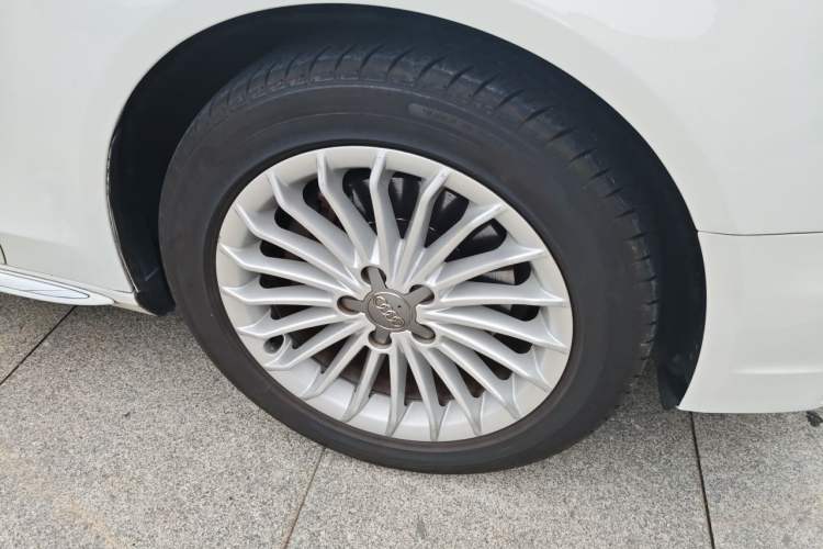 Used Audi A4L 2016 35 TFSI Collection Edition S line Comfort Model Right Front Wheel Hub