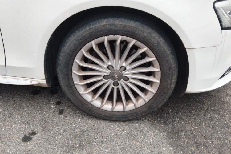 Used Audi A4L 2016 35 TFSI Collector's Edition Automatic Standard Model Right Front Wheel Hub