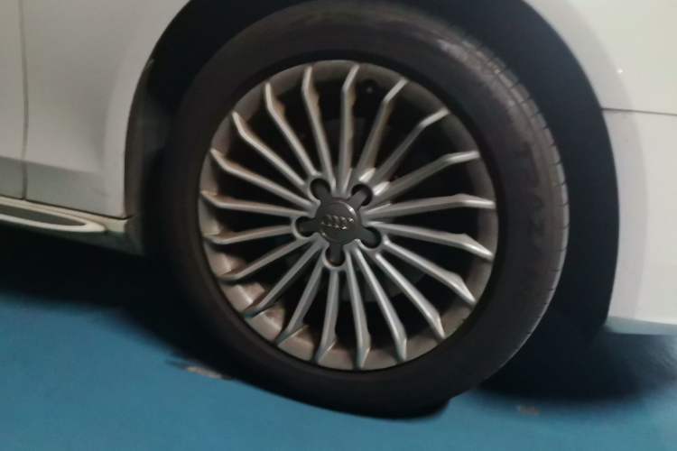 Used Audi A4L 2016 35 TFSI Collector's Edition Automatic Standard Model Right Front Wheel Hub