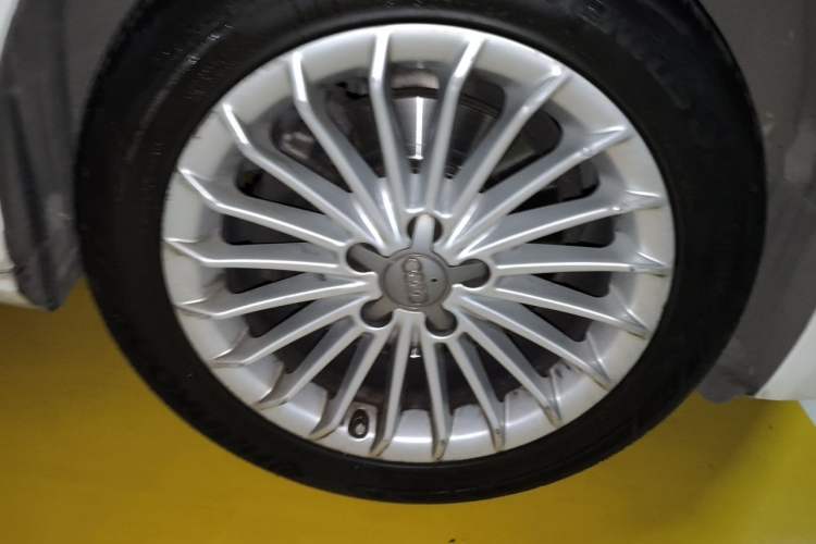 Used Audi A4L 2016 35 TFSI Collector's Edition Automatic Standard Model Right Front Wheel Hub