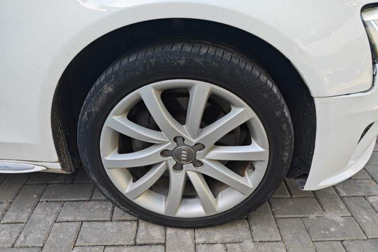 Used Audi A4L 2016 45 TFSI Collection Edition quattro Personalized Sports Model Right Front Wheel Hub