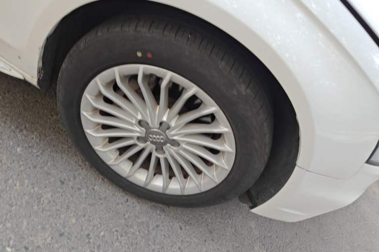 Used Audi A4L 2016 35 TFSI Collection Edition S line Comfort Model Right Front Wheel Hub