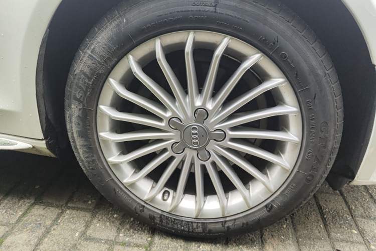 Used Audi A4L 2016 35 TFSI Collector's Edition Automatic Standard Model Right Front Wheel Hub