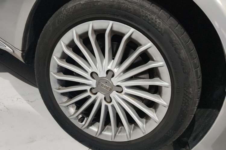 Used Audi A4L 2016 35 TFSI Collector's Edition Automatic Standard Model Right Front Wheel Hub