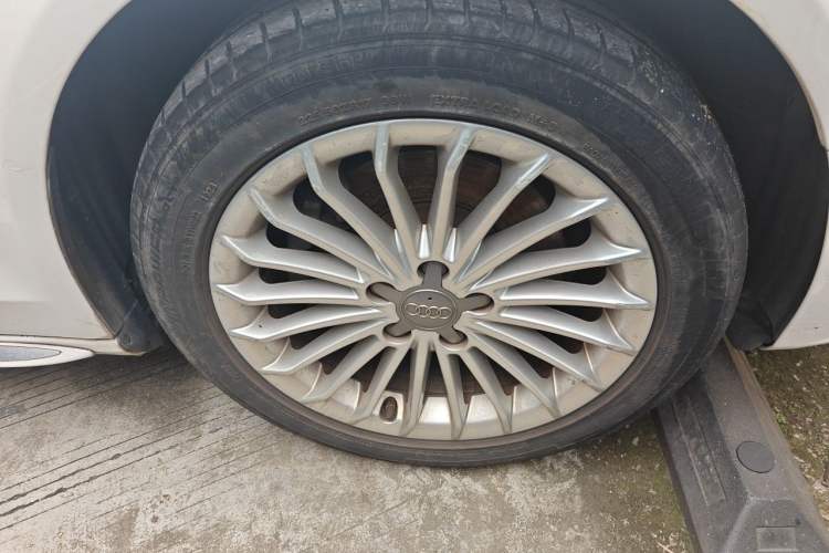 Used Audi A4L 2016 35 TFSI Collector's Edition Automatic Standard Model Right Front Wheel Hub