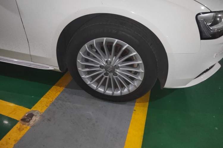 Used Audi A4L 2016 35 TFSI Automatic Comfort Model Right Front Wheel Hub