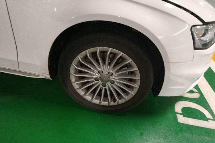 Used Audi A4L 2016 35 TFSI Collection Edition S line Comfort Model Right Front Wheel Hub