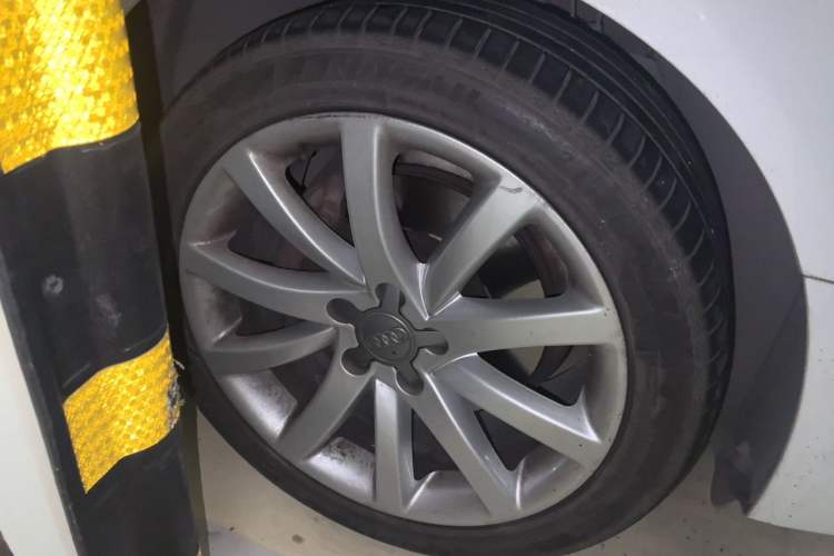 Used Audi A4L 2016 45 TFSI Collection Edition quattro Personalized Sports Model Right Front Wheel Hub