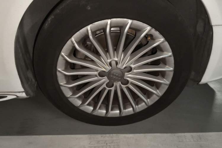 Used Audi A4L 2016 35 TFSI Collector's Edition Automatic Standard Model Right Front Wheel Hub