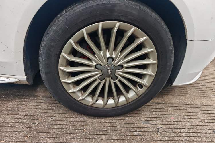 Used Audi A4L 2016 35 TFSI Collector's Edition Automatic Standard Model Right Front Wheel Hub