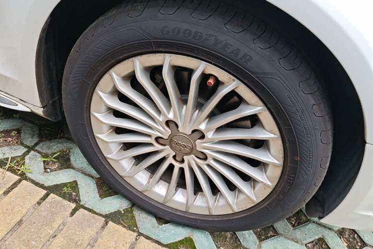 Used Audi A4L 2016 35 TFSI Collection Edition S line Comfort Model Right Front Wheel Hub