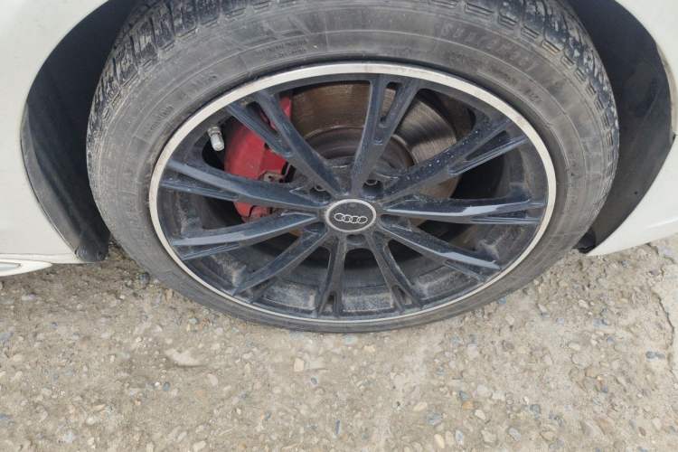 Used Audi A4L 2016 45 TFSI Collection Edition quattro Personalized Sports Model Right Front Wheel Hub