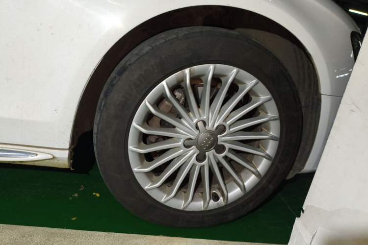 Used Audi A4L 2016 35 TFSI Collector's Edition Automatic Standard Model Right Front Wheel Hub