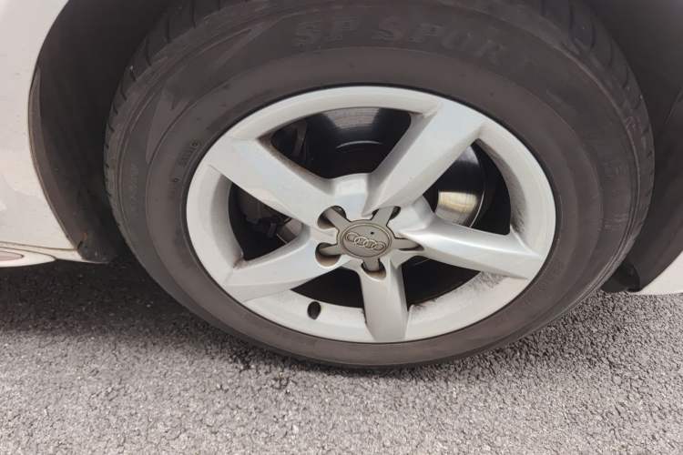 Used Audi A4L 2016 35 TFSI Automatic Standard Model Right Front Wheel Hub