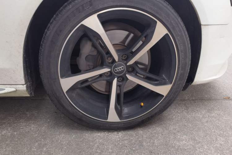 Used Audi A4L 2016 35 TFSI Automatic Standard Model Right Front Wheel Hub