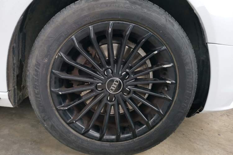 Used Audi A4L 2016 35 TFSI Collector's Edition Automatic Standard Model Right Front Wheel Hub