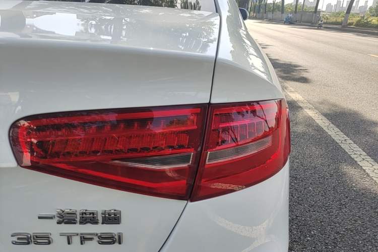 Used Audi A4L 2016 35 TFSI Collector's Edition Automatic Standard Model Right Rear Taillight