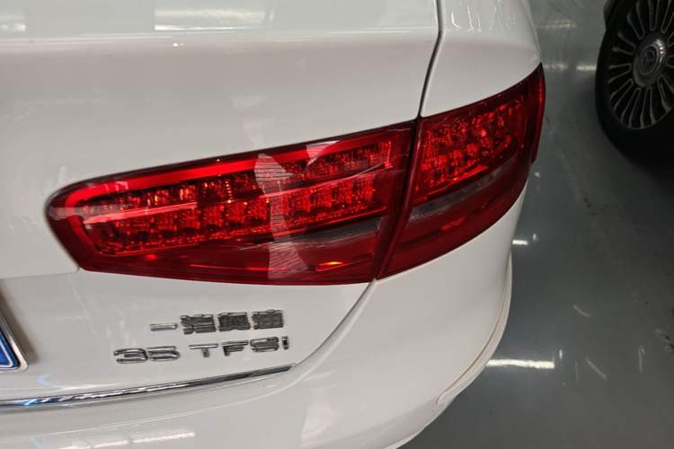 Used Audi A4L 2016 35 TFSI Automatic Standard Model Right Rear Taillight