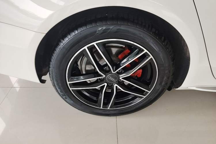 Used Audi A4L 2016 35 TFSI Collection Edition S line Comfort Model Right Rear Wheel Hub