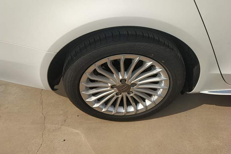 Used Audi A4L 2016 35 TFSI Collector's Edition Automatic Standard Model Right Rear Wheel Hub