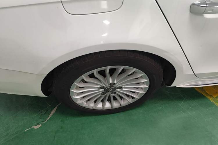 Used Audi A4L 2016 35 TFSI Collector's Edition Automatic Standard Model Right Rear Wheel Hub