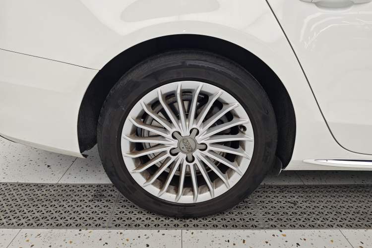 Used Audi A4L 2016 35 TFSI Collection Edition S line Comfort Model Right Rear Wheel Hub