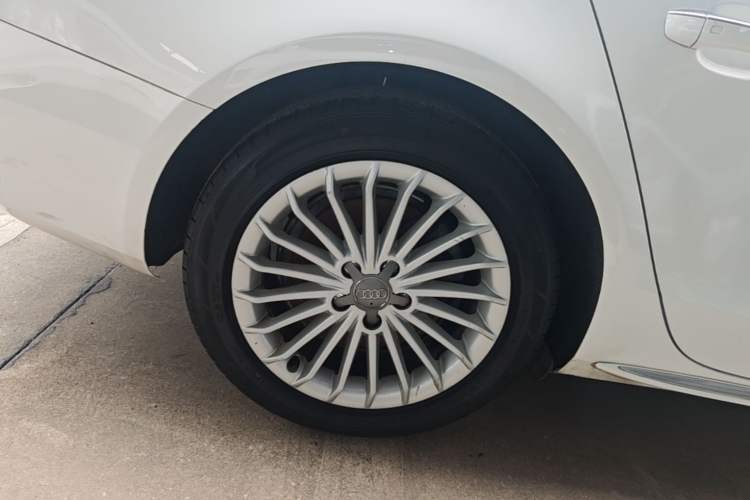 Used Audi A4L 2016 35 TFSI Collector's Edition Automatic Standard Model Right Rear Wheel Hub