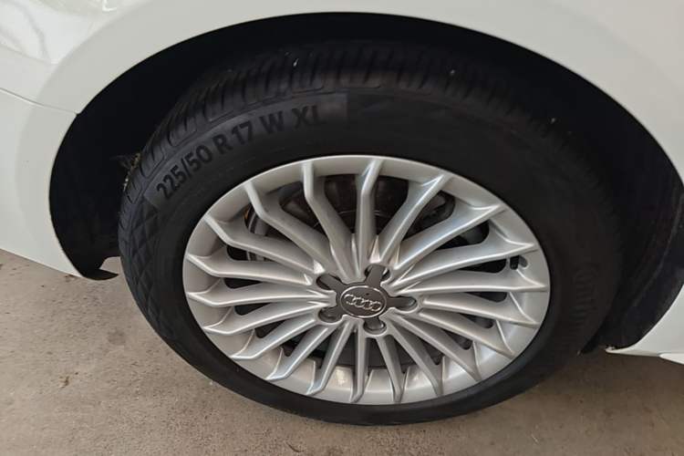 Used Audi A4L 2016 35 TFSI Collector's Edition Automatic Standard Model Right Rear Wheel Hub