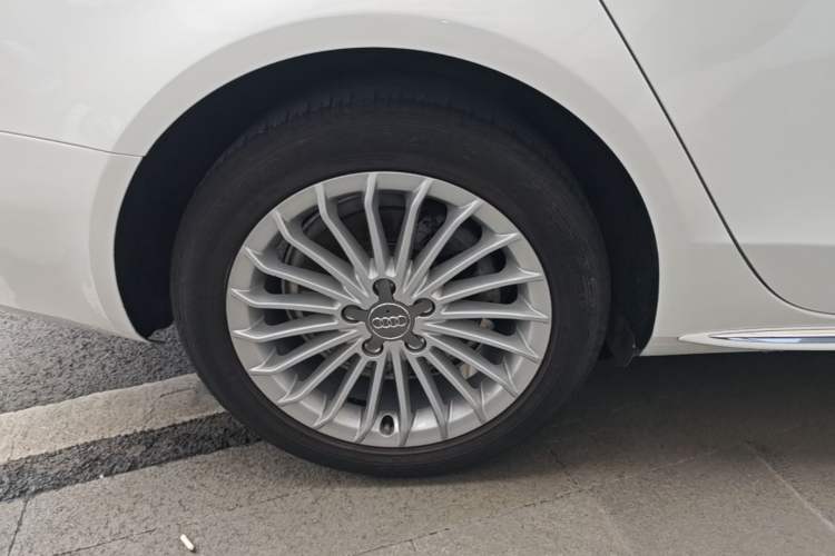 Used Audi A4L 2016 35 TFSI Collector's Edition Automatic Standard Model Right Rear Wheel Hub
