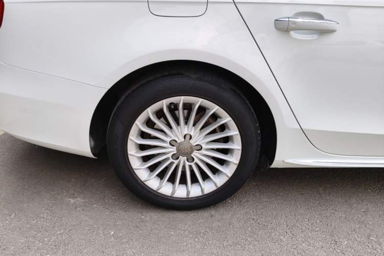 Used Audi A4L 2016 35 TFSI Collector's Edition Automatic Standard Model Right Rear Wheel Hub