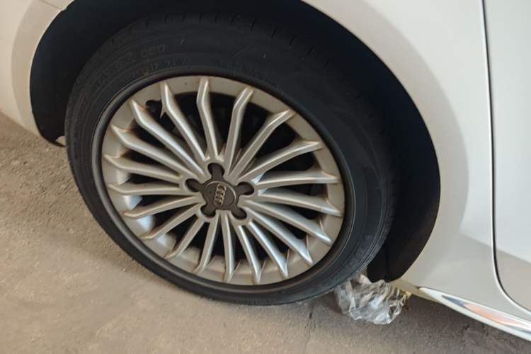 Used Audi A4L 2016 35 TFSI Collector's Edition Automatic Standard Model Right Rear Wheel Hub