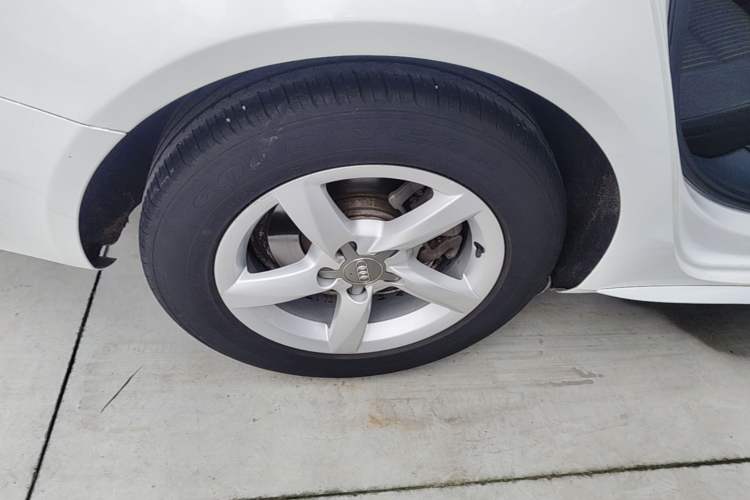 Used Audi A4L 2016 30 TFSI Collector's Edition Automatic Comfort Model Right Rear Wheel Hub