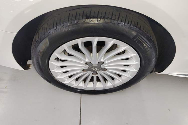 Used Audi A4L 2016 35 TFSI Collection Edition S line Comfort Model Right Rear Wheel Hub