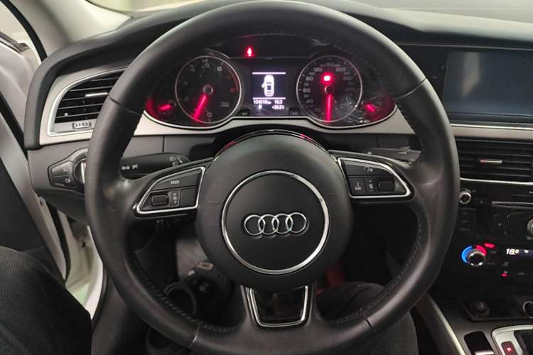Used Audi A4L 2016 35 TFSI Collector's Edition Automatic Standard Model Steering Wheel