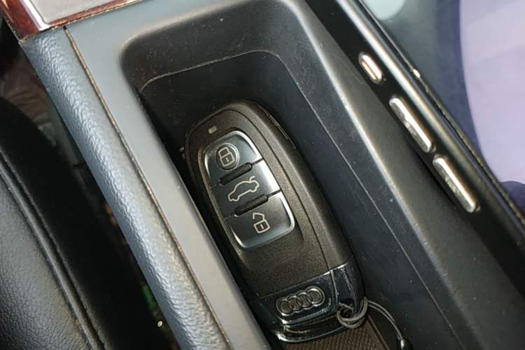 Used Audi A4L 2016 35 TFSI Collector's Edition Automatic Standard Model Vehicle Key