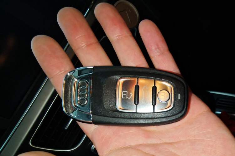 Used Audi A4L 2016 35 TFSI Collector's Edition Automatic Standard Model Vehicle Key