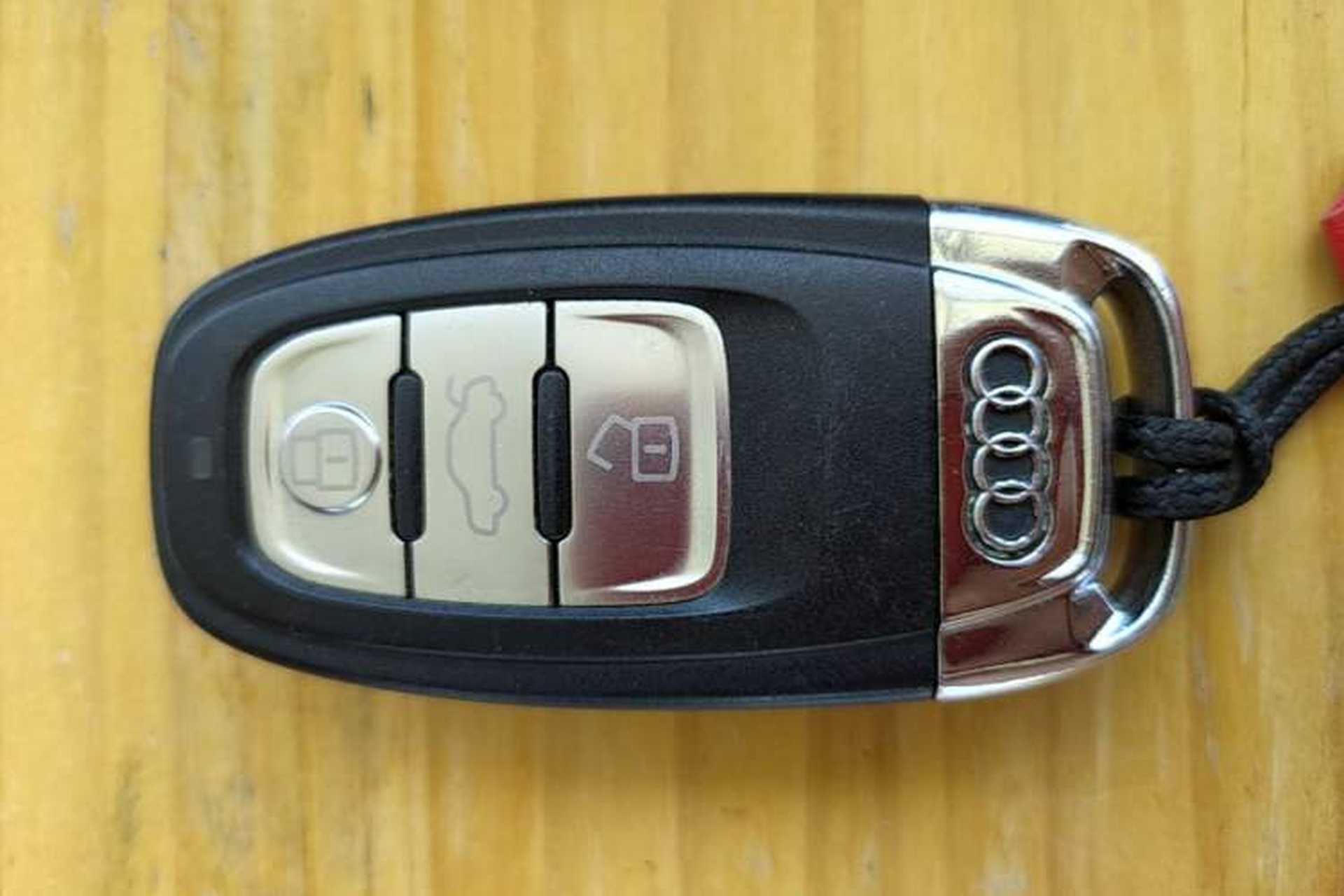 Used Audi A4L 2016 30 TFSI Collector's Edition Automatic Comfort Model Vehicle Key
