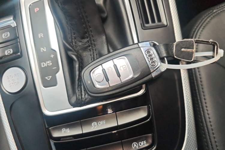 Used Audi A4L 2016 35 TFSI Collector's Edition Automatic Standard Model Vehicle Key