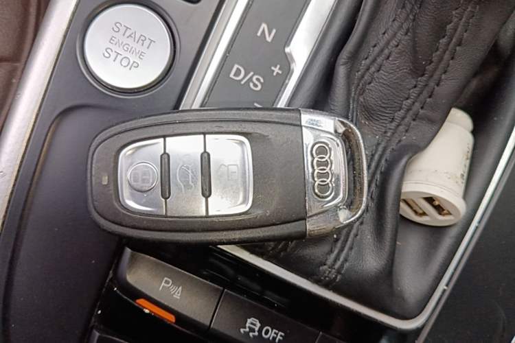 Used Audi A4L 2016 35 TFSI Collector's Edition Automatic Standard Model Vehicle Key