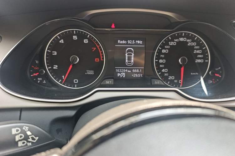 Used Audi A4L 2016 35 TFSI Collection Edition S line Comfort Model Odometer Close Up