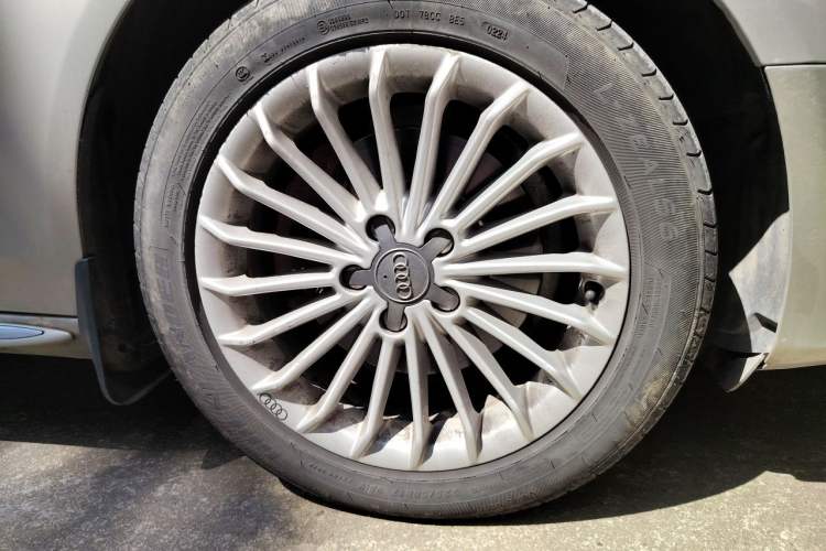 Used Audi A4L 2016 35 TFSI Collection Edition S line Comfort Model Right Front Wheel Hub