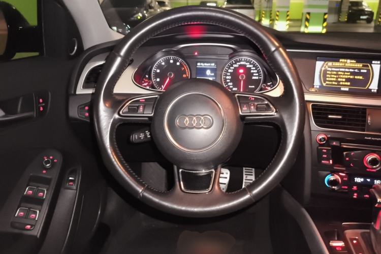 Used Audi A4L 2016 45 TFSI Collection Edition quattro Personalized Sports Model Steering Wheel