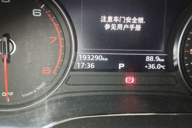 Used Audi A4L 2017 40 TFSI Fashion Model Odometer Close Up