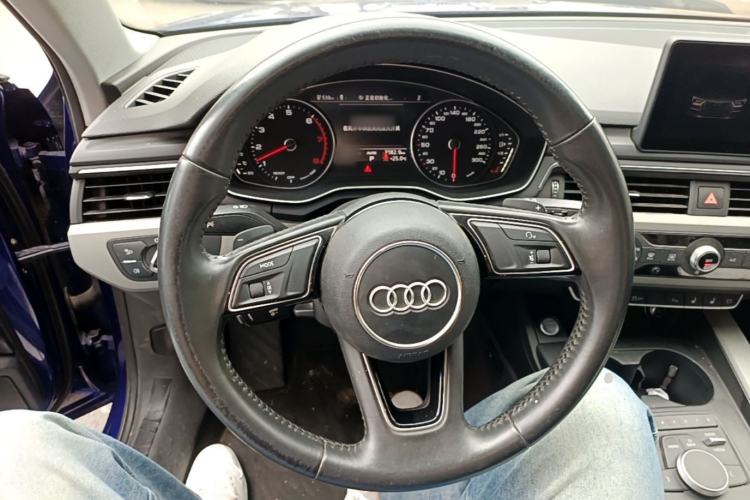 Used Audi A4L 2017 Plus 40 TFSI Ambition Model Steering Wheel
