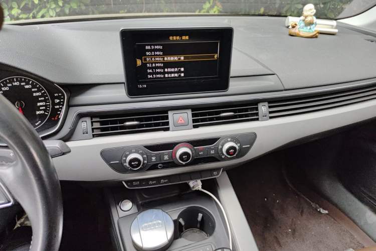 Used Audi A4L 2017 40 TFSI Ambition Edition Audio And AC Panel