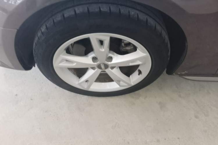 Used Audi A4L 2017 40 TFSI Fashion Model Left Front Wheel Hub