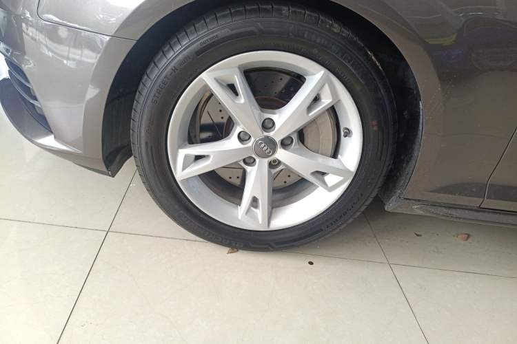 Used Audi A4L 2017 Plus 40 TFSI Fashion Model Left Front Wheel Hub