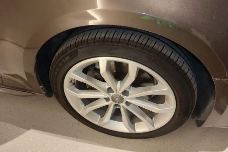 Used Audi A4L 2017 Plus 40 TFSI Fashion Model Right Front Wheel Hub