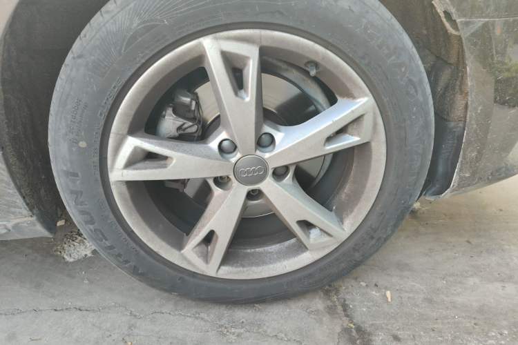 Used Audi A4L 2017 40 TFSI Fashion Model Right Front Wheel Hub